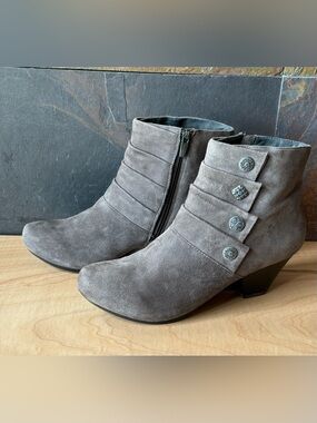 Dansko Baker Kid Suede Button Concho ankle boots, gray, sz 41. EUC